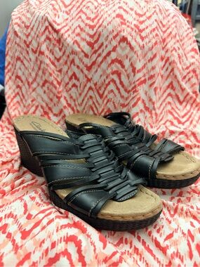 Clark’s wedge sandal leather weave style black